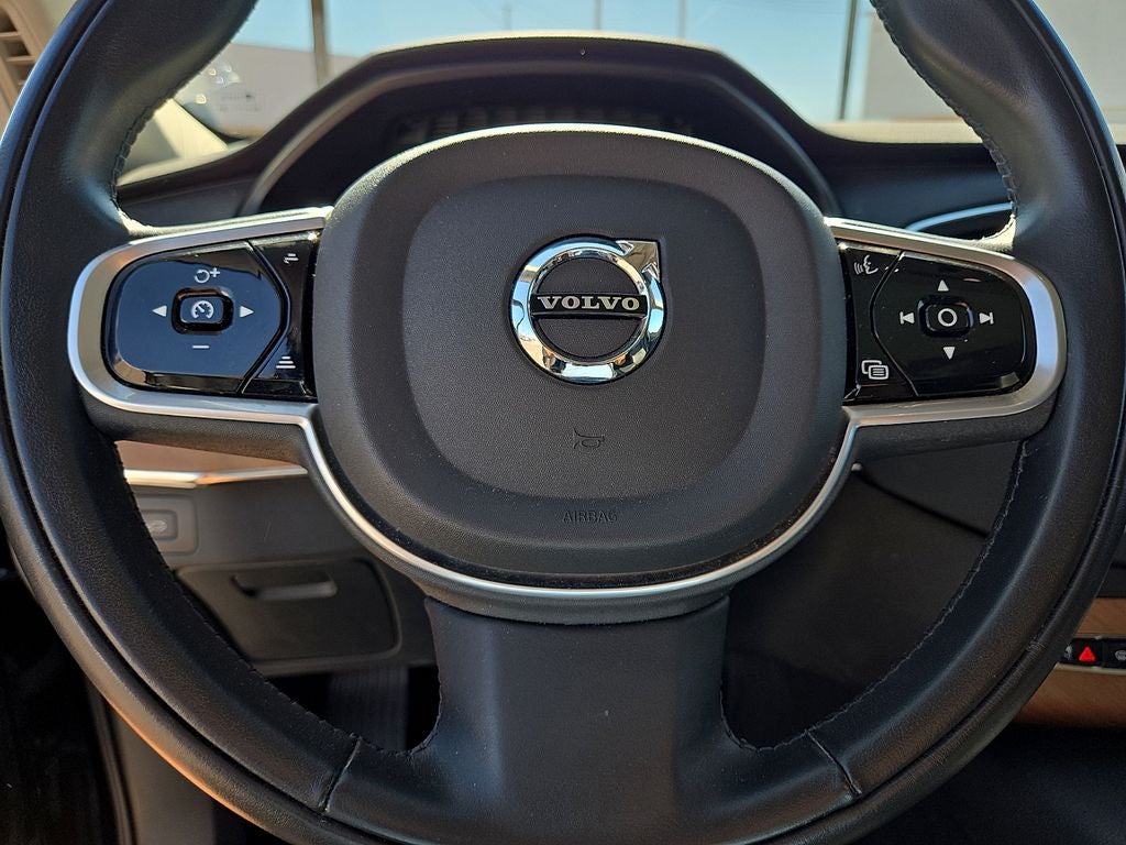 2022 Volvo XC90 T6 Momentum